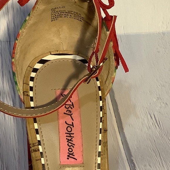 Betsy Johnson watermelon print heels - Picture 4 of 7